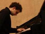 il pianista Gesualdo Coggi mentre esegue la "Prague Sonata" scritta dal M° Francesco Marino
